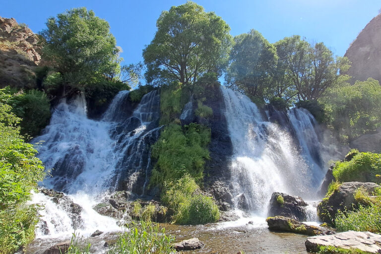 Viel Wasser und hohe Passstrassen